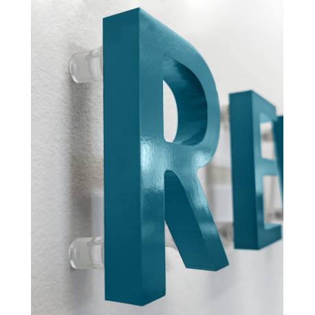 Separador transparente para letras corporeas