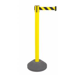 Poste de seguridad amarillo con base rellenable y cinta extensible amarilla y negro.