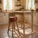 TABURETE DE MADERA Y POLIPIEL EN UNA COCINA PROVENZAL
