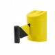 Cinta extensible de seguridad con soporte de pared y cinta amarilla y negra.